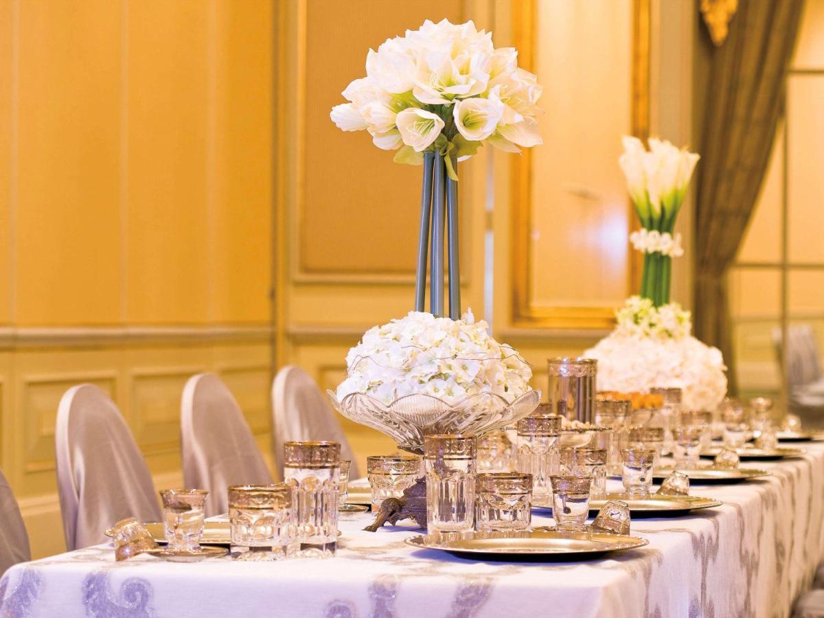 Moevenpick Hotel El-Huber Dış mekan fotoğraf A table set for a formal dinner