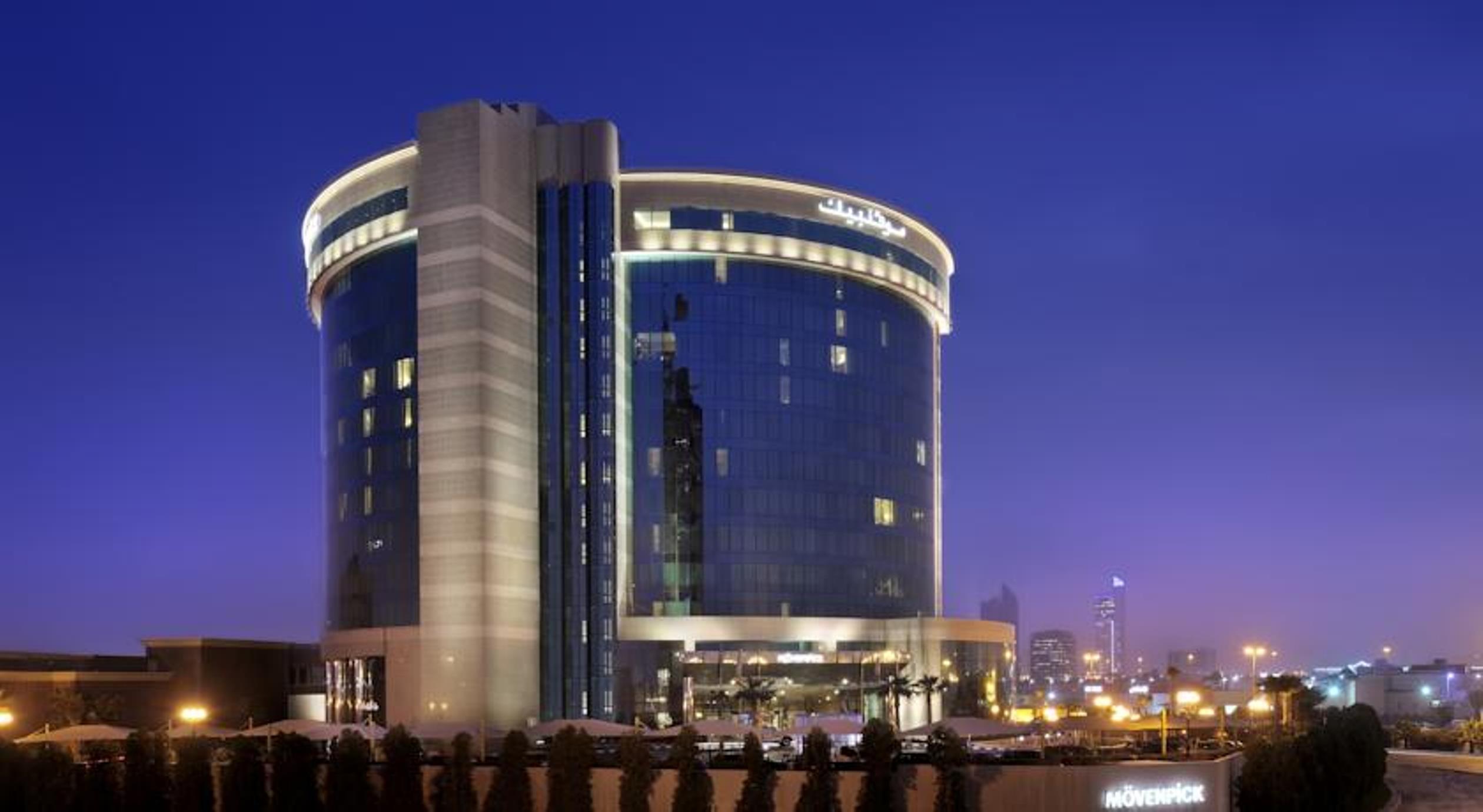 Moevenpick Hotel El-Huber Dış mekan fotoğraf The hotel at night