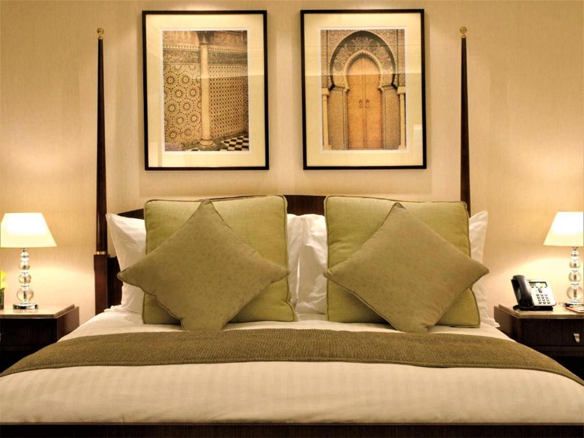 Moevenpick Hotel El-Huber Dış mekan fotoğraf A bedroom at the Taj Mahal Palace