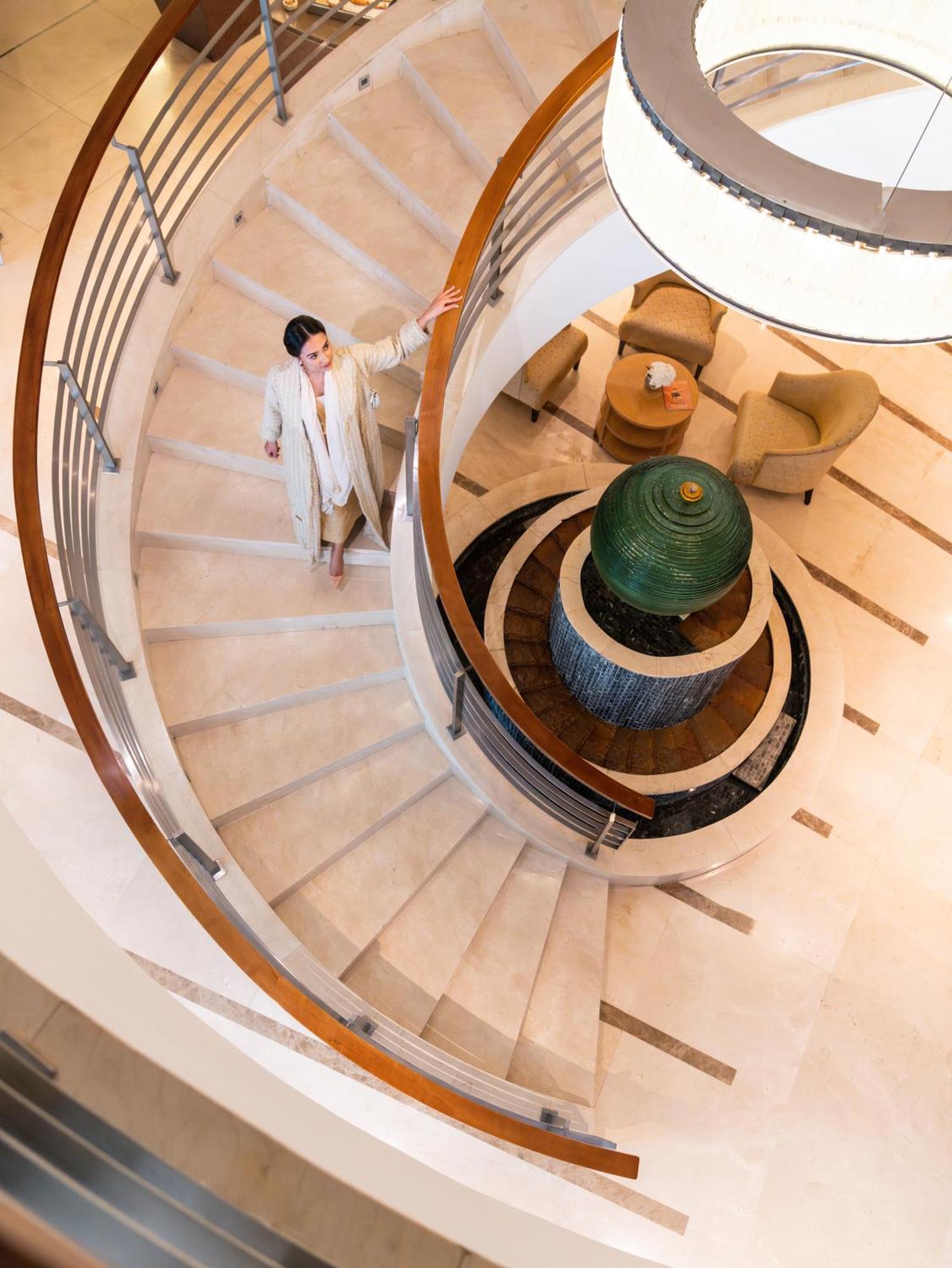 Moevenpick Hotel El-Huber Dış mekan fotoğraf The staircase