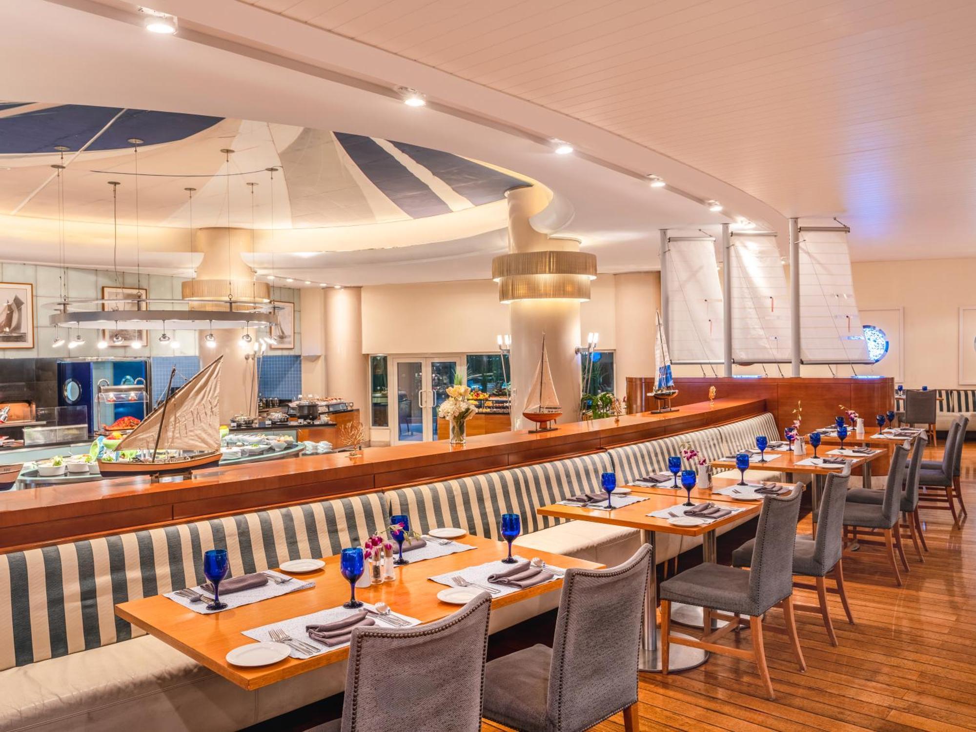 Moevenpick Hotel El-Huber Dış mekan fotoğraf The Deck Restaurant