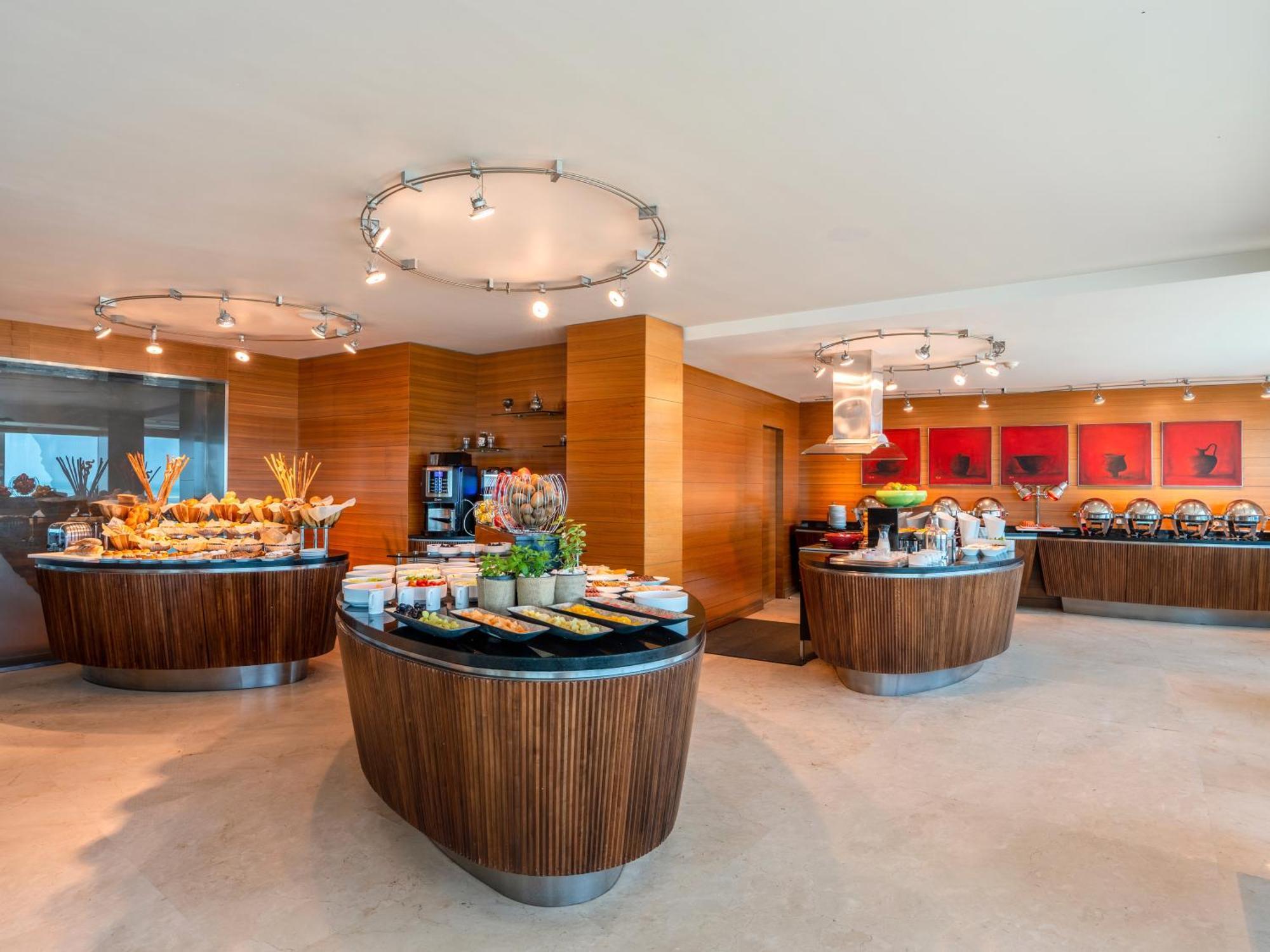 Moevenpick Hotel El-Huber Dış mekan fotoğraf The lounge at the airport