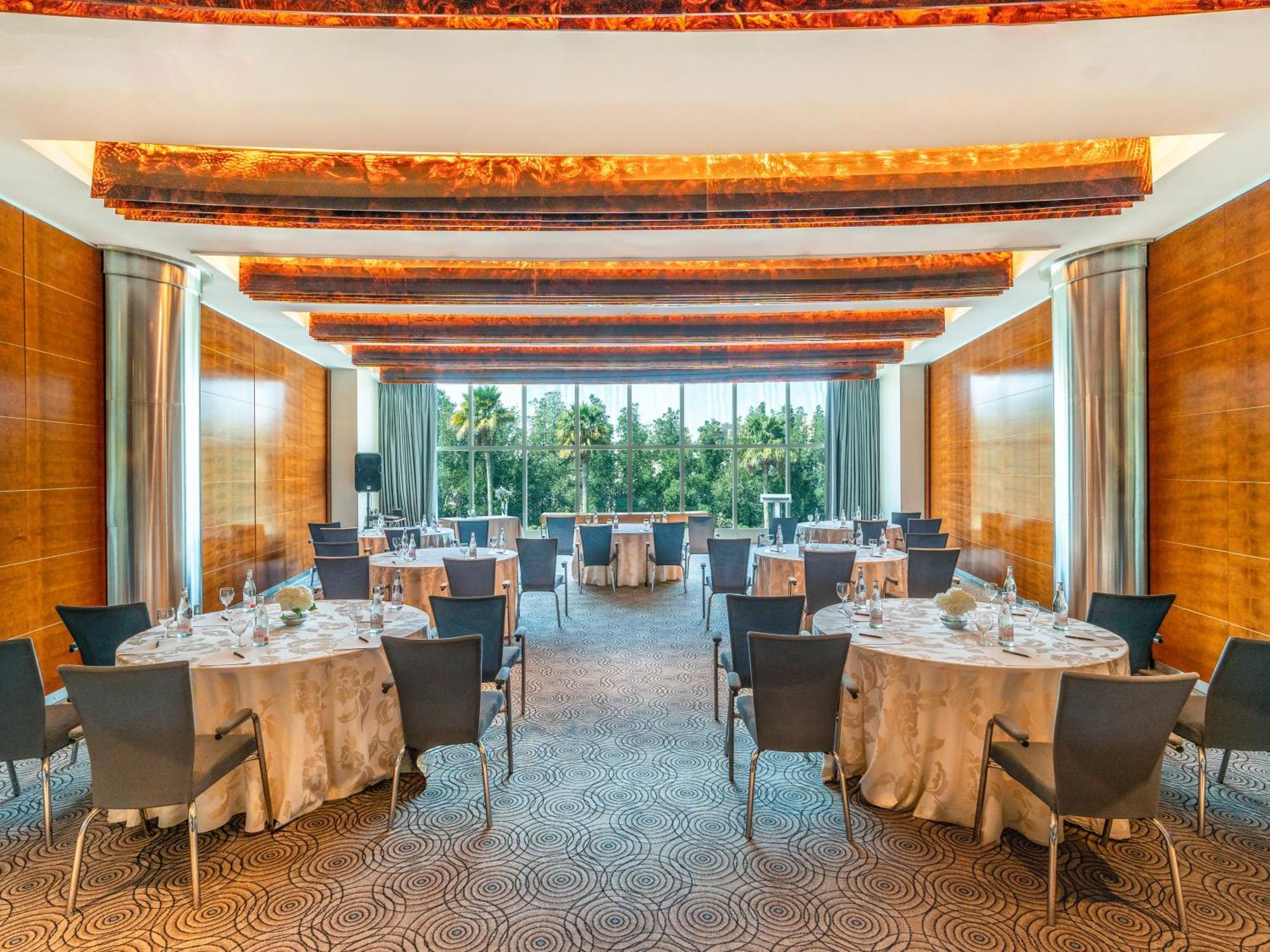 Moevenpick Hotel El-Huber Dış mekan fotoğraf The Westin Hyderabad Hiranandani