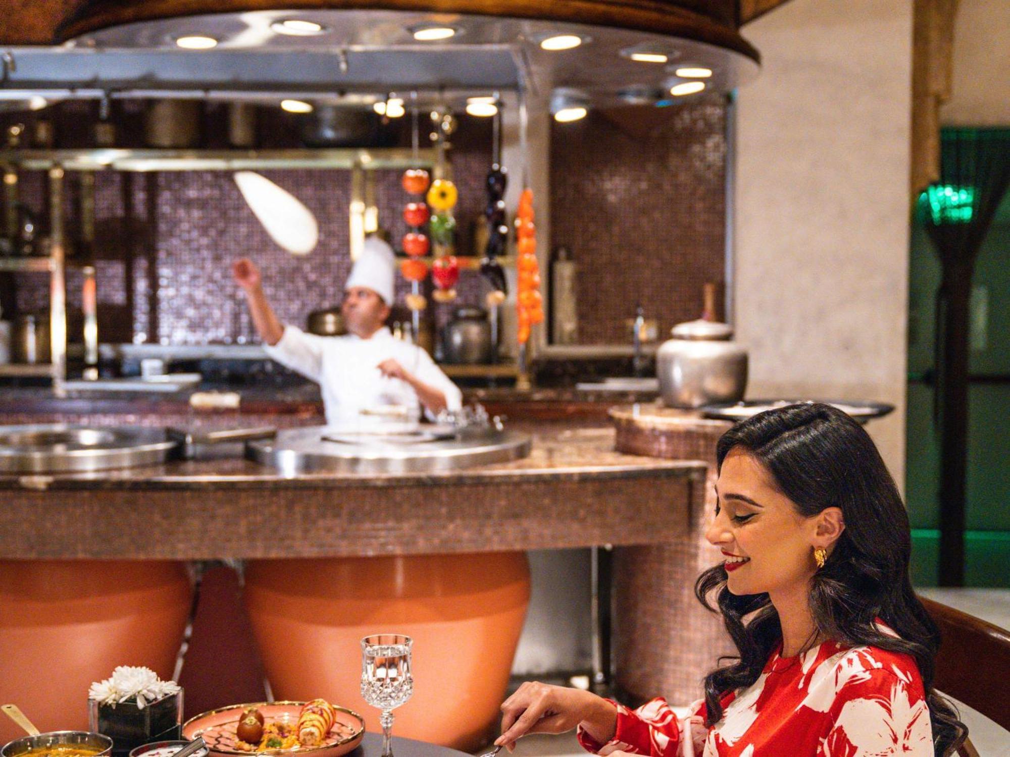 Moevenpick Hotel El-Huber Dış mekan fotoğraf A woman dining at a restaurant