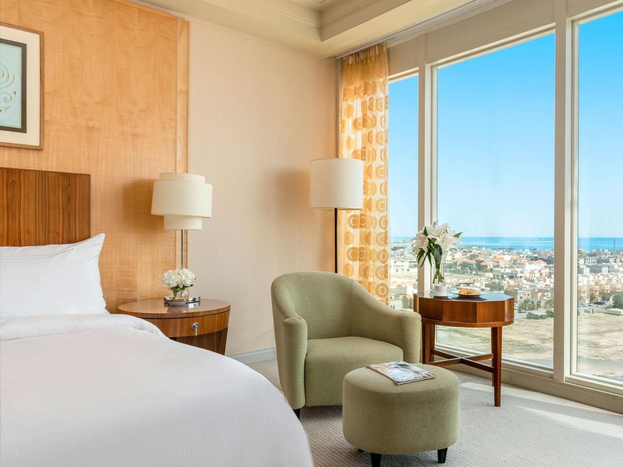 Moevenpick Hotel El-Huber Dış mekan fotoğraf A guest room at the Hilton San Diego Bayfront